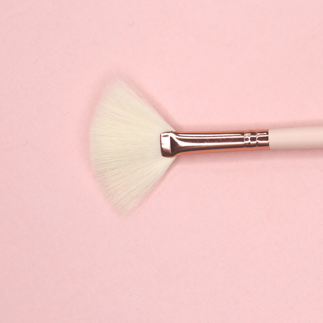 LARGE FAN BRUSH - Makeup and Beauty Courses Online